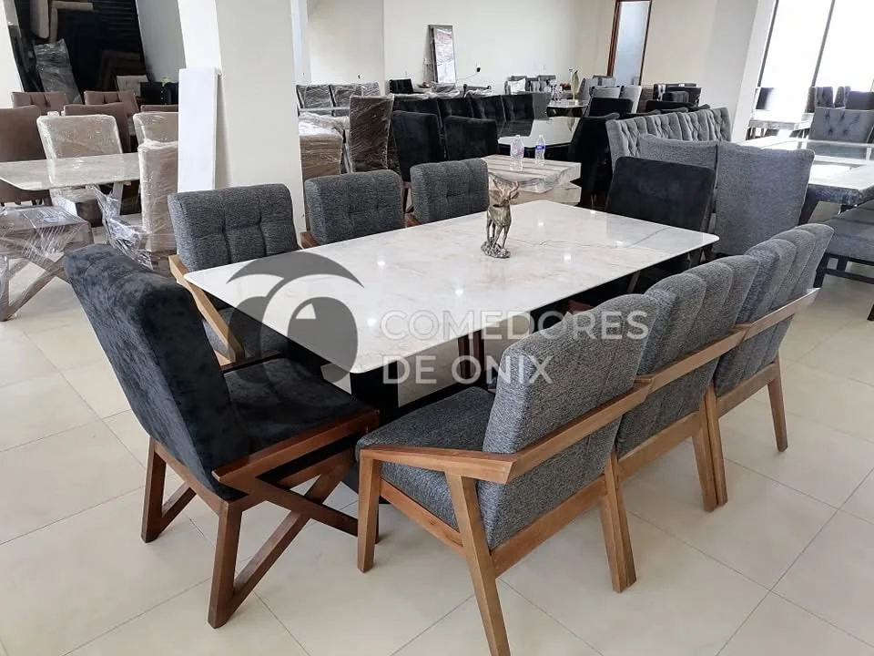 Comedores de Onix: Diseño contemporáneo con sillas grises y estructura de madera.