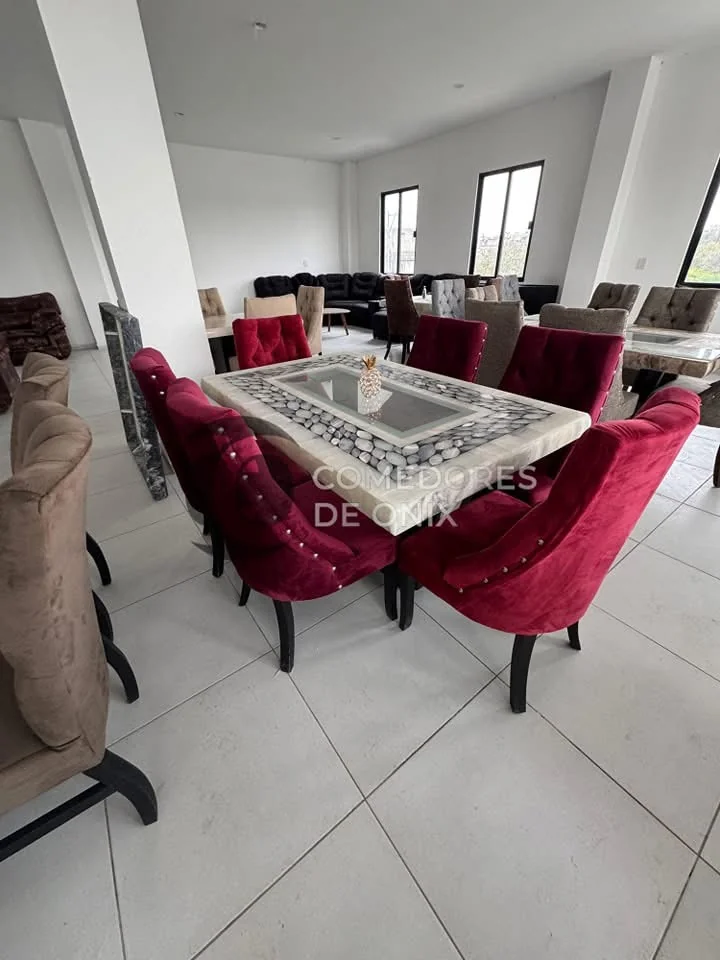 Comedores de Onix: Comedor de gran personalidad con tapicería color vino.