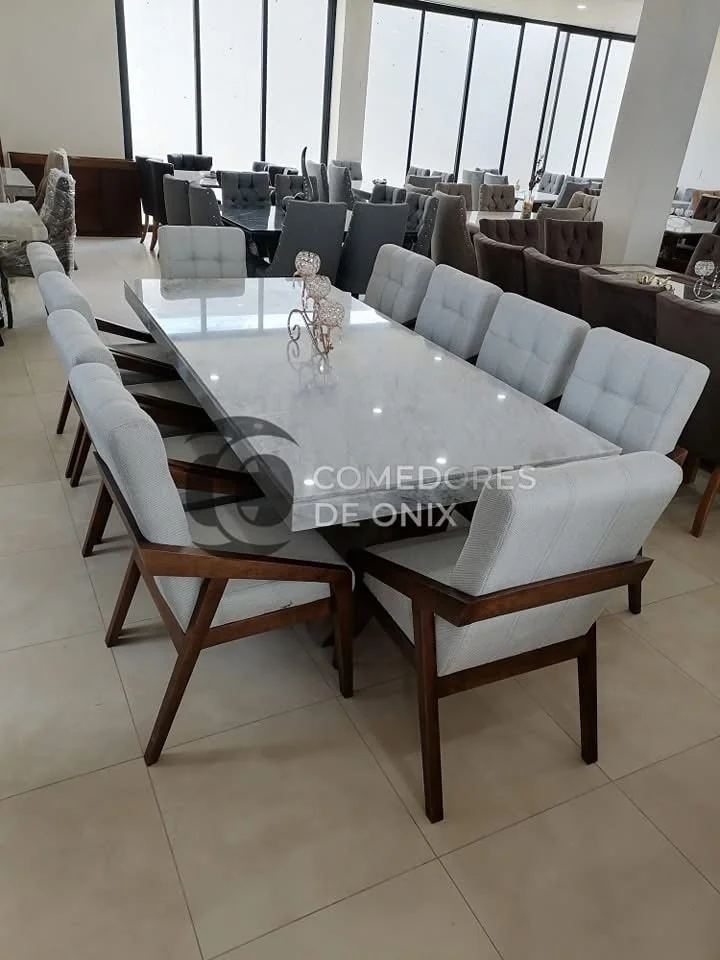 Comedores de Onix: Comedor en tonalidades claras con tapicería blanca.